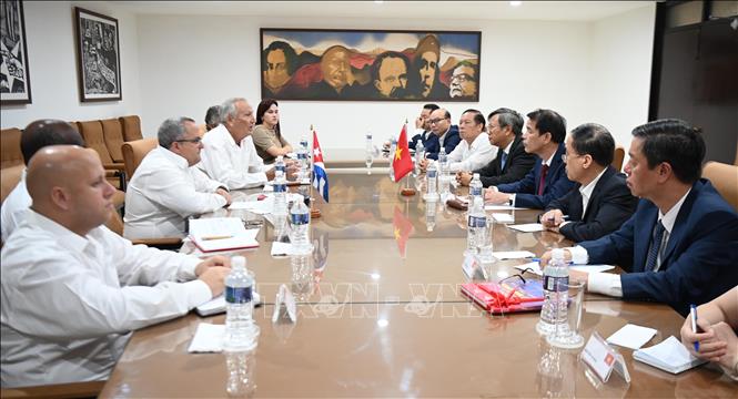 Quang cảnh buổi làm việc với Trưởng Ban Kinh tế sản xuất Jorge Luis Broche Lorenzo. Ảnh: Việt Hùng - PV TTXVN tại Cuba 