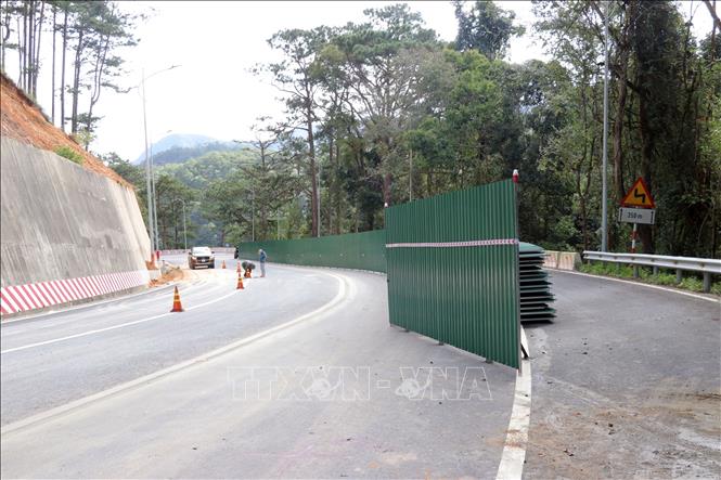 Đơn vị thi công dọn mặt đường chuẩn bị cho thông đèo Prenn. Ảnh: Chu Quốc Hùng- TTXVN