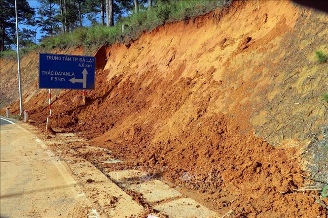 Một số vị trí trên đèo Prenn vẫn tiếp tục bị sạt lở nhẹ. Ảnh: Chu Quốc Hùng- TTXVN