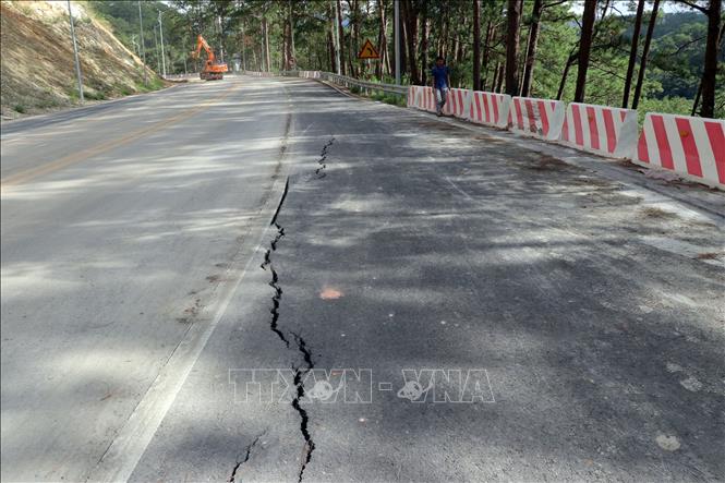 Một vị trí mặt đường tiếp tục sạt lở trong ngày 24/11. Ảnh: Chu Quốc Hùng- TTXVN