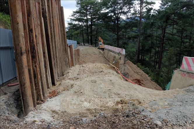 Đơn vị thi công đóng cọc ván thép gia cố vị trí sạt lở trên đèo Prenn. Ảnh: Chu Quốc Hùng- TTXVN