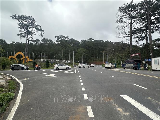 Các phương tiện đã lưu thông bình thường tại ngã ba Datanla trên đèo Prenn. Ảnh: Chu Quốc Hùng- TTXVN