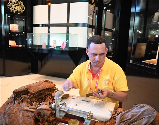 Nghệ nhân xì gà tài gian hàng Habanos. Ảnh: Việt Hùng-P/v TTXVN tại Cuba