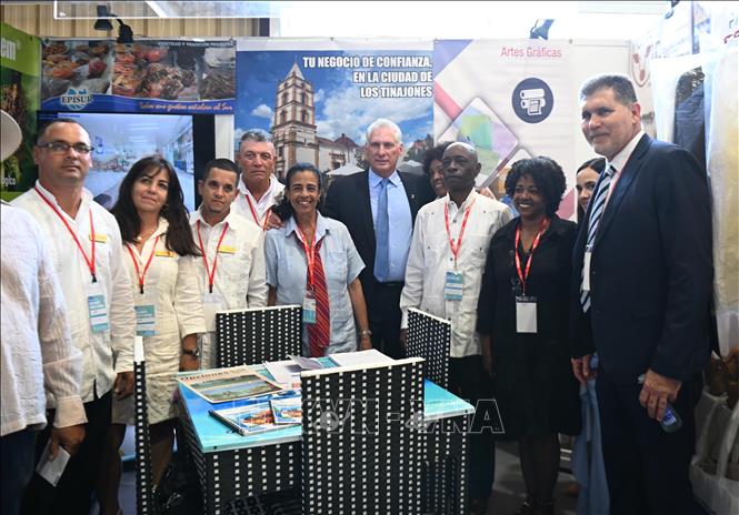 Chủ tịch Miguel Díaz-Canel Bermúdez (giữa) chụp ảnh tại một gian hàng ở Hội chợ. Ảnh: Việt Hùng-P/v TTXVN tại Cuba