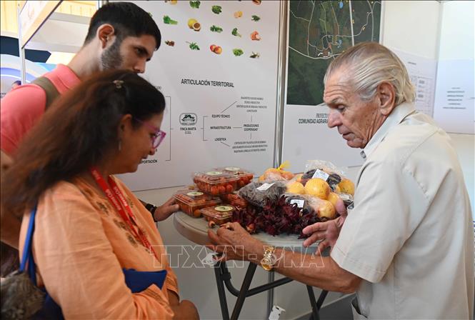 Giới thiệu nông sản tại Hội chợ. Ảnh: Việt Hùng-P/v TTXVN tại Cuba