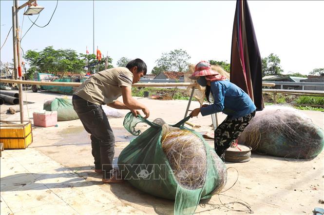 Ngư dân chuẩn bị ngư lưới cụ để mang ra bè mảng, tiếp tục vươn khơi khai thác ghẹ biển ở tầng đáy. Ảnh: Xuân Tiến - TTXVN 