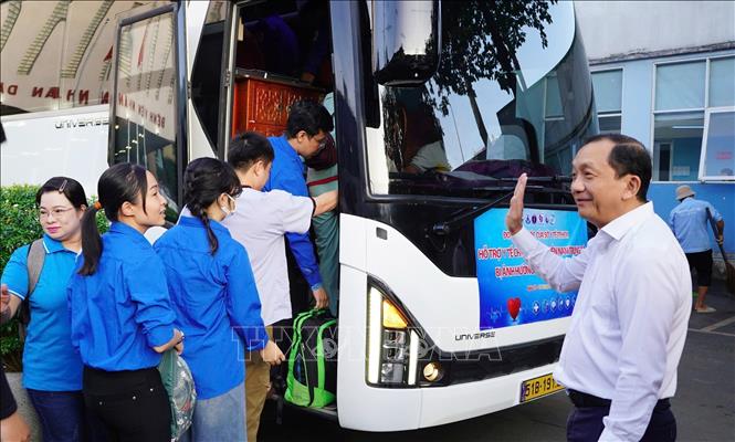 Lãnh đạo Sở Y tế TP. Hồ Chí Minh vẫy tay động viên đội ngũ y bác sĩ lên đường chi viện cho tỉnh Đắk Lắk. Ảnh: Đinh Hằng - TTXVN