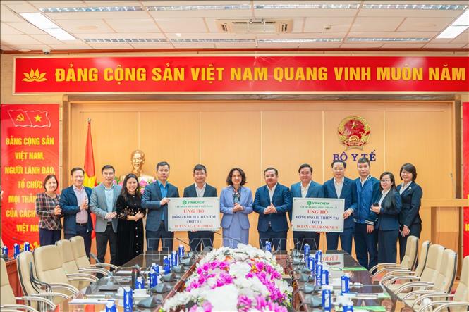 Lãnh đạo Tập đoàn Hóa chất Việt Nam bàn giao cho Bộ Y tế 20 tấn hóa chất chuyên dụng nhằm hỗ trợ công tác phòng chống dịch bệnh tại các tỉnh miền Trung và Tây Nguyên. Ảnh: TTXVN phát