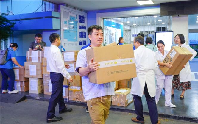 Các tổ công tác mang theo 2.500 túi thuốc gia đình cấp phát cho người dân vùng lũ.Đắk Lắk. Ảnh: Đinh Hằng - TTXVN