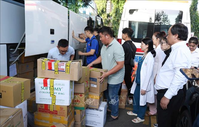 Các tổ công tác mang theo 2.500 túi thuốc gia đình cấp phát cho người dân vùng lũ. Ảnh: Đinh Hằng - TTXVN