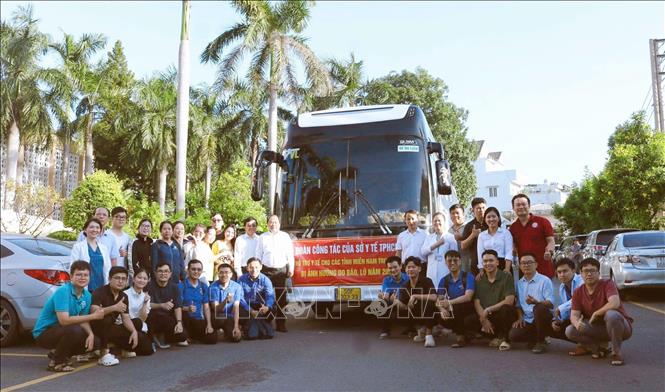 Tổ công tác do Bệnh viện Đa khoa Bình Dương làm đơn vị tổ trưởng trước giờ xuất phát chi viện cho tỉnh Đắk Lắk. Ảnh: Đinh Hằng - TTXVN