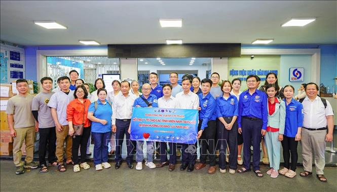 Tổ công tác do Bệnh viện Nhân dân Gia Định làm đơn vị tổ trưởng trước giờ xuất phát chi viện cho tỉnh Đắk Lắk. Ảnh: Đinh Hằng - TTXVN