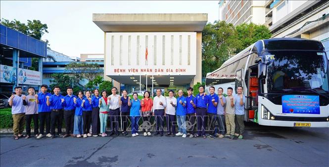 Tổ công tác do Bệnh viện Nhân dân Gia Định làm tổ trưởng trước giờ xuất phát chi viện cho tỉnh Đắk Lắk. Ảnh: Đinh Hằng - TTXVN
