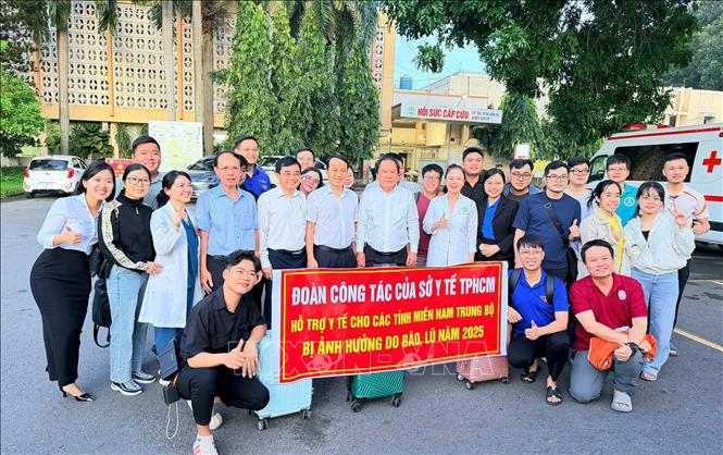 Tổ công tác do Bệnh viện Đa khoa Bình Dương làm đơn vị tổ trưởng trước giờ xuất phát chi viện cho tỉnh Đắk Lắk. Ảnh: Đinh Hằng - TTXVN