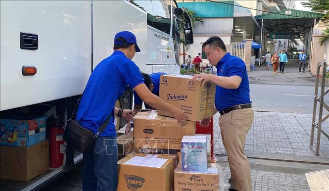 Các tổ công tác mang theo 2.500 túi thuốc gia đình cấp phát cho người dân vùng lũ. Ảnh: Đinh Hằng - TTXVN