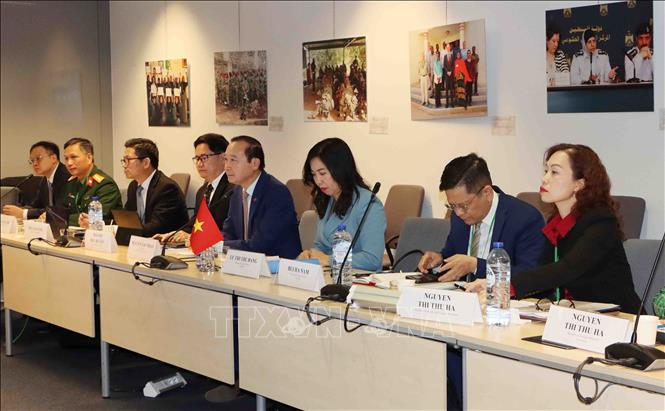 Vietnamese Deputy Minister of Foreign Affairs Le Thi Thu Hang (3rd R) and the Vietnamese delegation at the session. VNA Photo: Hương Giang