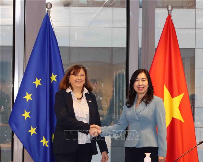 Vietnamese Deputy Minister of Foreign Affairs Le Thi Thu Hang and Acting Managing Director for Asia and the Pacific of the European External Action Service (EEAS) Paola Pampaloni. VNA Photo: Hương Giang