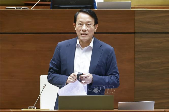 Bộ trưởng Bộ Công an Lương Tam Quang giới thiệu thiết bị theo dõi sức khỏe cho người cai nghiện. Ảnh: Doãn Tấn - TTXVN


