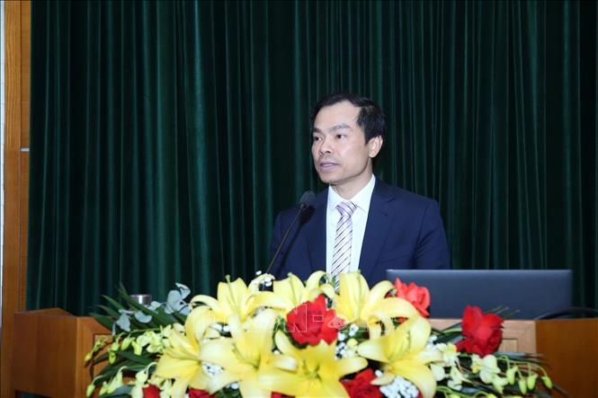 Assoc. Prof. Dr. Nguyen Manh Hung, HCMA Vice President, speaks at the seminar. VNA Photo