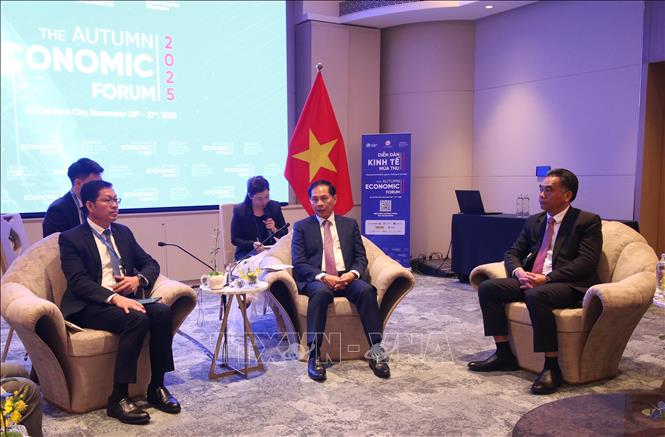 Deputy Prime Minister Bui Thanh Son receives Lao Deputy Minister of Technology and Communications Saysana Sitthiphone. VNA Photo: Hứa Chung