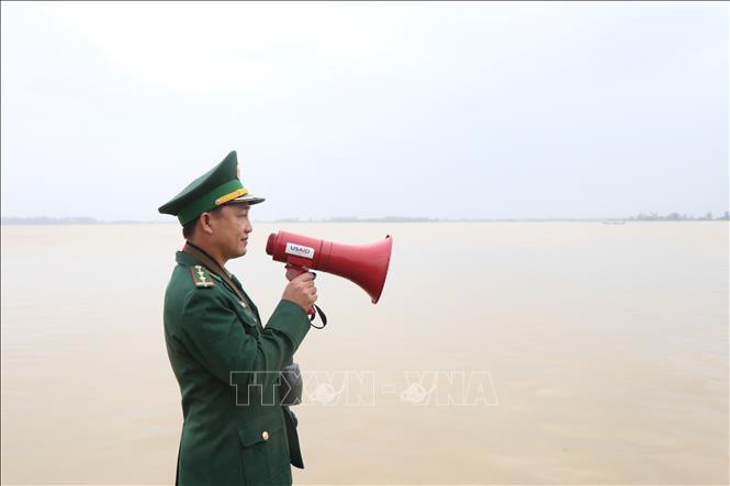 Tuyên truyền người dân thực hiện quy định IUU. Ảnh: Mai Trang- TTXVN