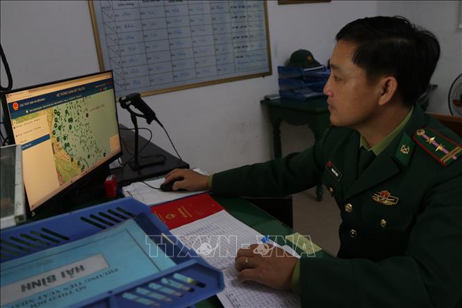 Kiểm tra, giám sát hệ thống tàu cá tại Trạm Kiểm soát Biên phòng Thuận An. Ảnh: Mai Trang - TTXVN 