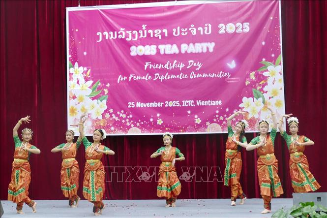 Tiết mục văn nghệ của Đại sứ quán Ấn Độ tại Lào tại sự kiện. Ảnh: Xuân Tú - PV TTXVN tại Lào