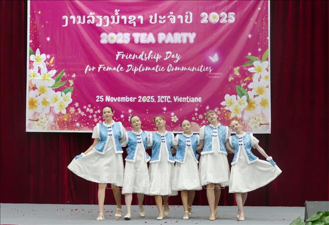 Tiết mục văn nghệ của Đại sứ quán Nga tại Lào tại sự kiện. Ảnh: Xuân Tú - PV TTXVN tại Lào