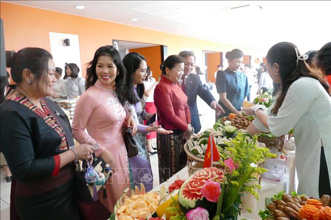 Các nữ cán bộ ngoại giao, phu nhân các đoàn ngoại giao và đại diện các tổ chức quốc tế ghé thăm khu ẩm thực Việt Nam tại sự kiện. Ảnh: Xuân Tú - PV TTXVN tại Lào