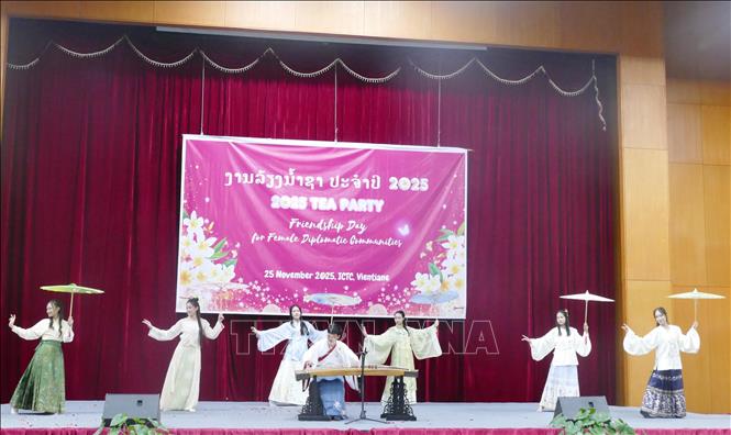 Tiết mục văn nghệ của Đại sứ quán Trung Quốc tại Lào tại sự kiện. Ảnh: Xuân Tú - PV TTXVN tại Lào