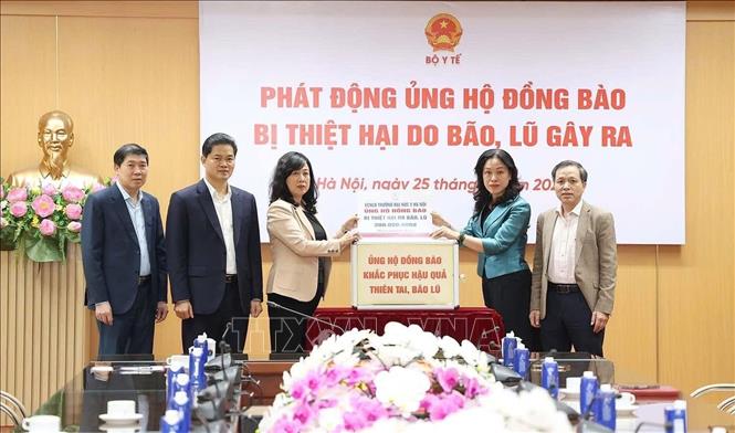 Đại diện viên chức, người lao động trường Đại học Y Hà Nội ủng hộ đồng bào bị thiệt hại do bão, lũ gây ra. Ảnh: TTXVN 