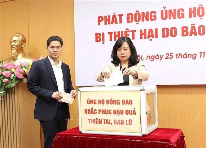 Bộ trưởng Bộ Y tế Đào Hồng Lan cùng cán bộ viên chức, người lao động Bộ tham gia ủng hộ đồng bào bị thiệt hại do bão, lũ gây ra. Ảnh: TTXVN 