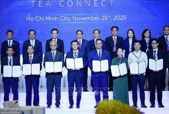 Thủ tướng Phạm Minh Chính và các đại biểu chứng kiến trao thảo thuận hợp tác đầu tư giữa doanh nghiệp và các địa phương. Ảnh: Dương Giang-TTXVN
