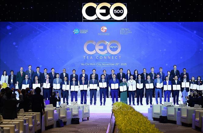 Thủ tướng Phạm Minh Chính và các đại biểu chứng kiến trao thảo thuận hợp tác đầu tư giữa doanh nghiệp và các địa phương. Ảnh: Dương Giang-TTXVN
