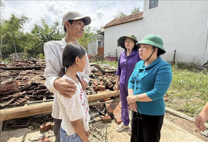 Phó Bí thư Thường trực Tỉnh ủy, Chủ tịch HĐND tỉnh Đắk Lắk Cao Thị Hòa An thăm, động viên người dân vùng lũ tại xã Phú Hòa 1. Ảnh: Tường Quân – TTXVN 
