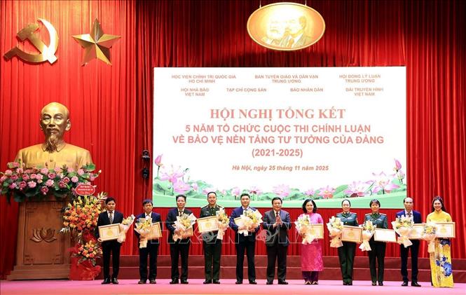 GS.TS Nguyễn Xuân Thắng, Uỷ viên Bộ Chính trị, Giám đốc Học viện Chính trị Quốc gia Hồ Chí Minh, Trưởng Ban Chỉ đạo cuộc thi trao Bằng khen của Giám đốc Học viện cho các tập thể đã có thành tích xuất sắc trong tổ chức cuộc thi. Ảnh: Tuấn Anh - TTXVN