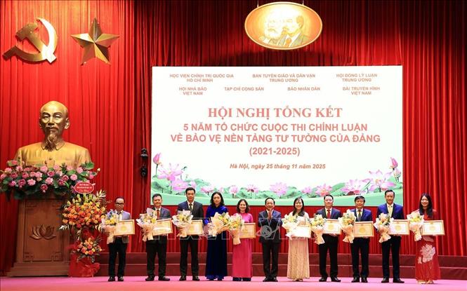 Đại tướng Trịnh Văn Quyết, Bí thư Trung ương Đảng, Trưởng Ban Tuyên giáo và Dân vận Trung ương trao Bằng khen của Giám đốc Học viện Chính trị Quốc gia Hồ Chí Minh cho các tập thể đã có thành tích xuất sắc trong tổ chức cuộc thi. Ảnh: Tuấn Anh - TTXVN