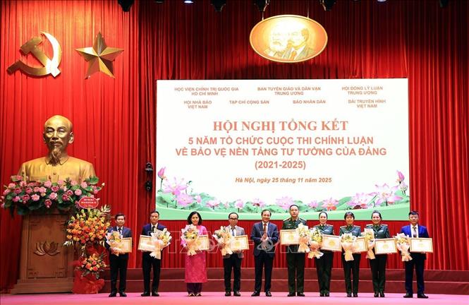 Các cá nhân nhận Bằng khen của Giám đốc Học viện Chính trị Quốc gia Hồ Chí Minh. Ảnh: Tuấn Anh - TTXVN
