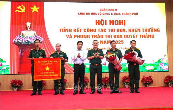 Bộ CHQS thành phố Cần Thơ bàn giao nhiệm vụ Cụm trưởng Cụm thi đua Bộ Chỉ huy Quân sự 5 tỉnh, thành (Quân khu 9) năm 2026 cho Bộ Chỉ huy Quân sự tỉnh An Giang. Ảnh: Văn Sĩ - TTXVN