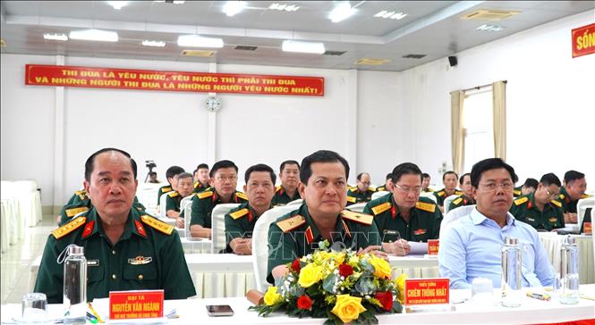 Thiếu tướng Chiêm Thống Nhất, Phó Tư lệnh, Tham mưu trưởng Quân khu 9 (giữa) và Bí thư Tỉnh ủy An Giang Nguyễn Tiến Hải (bên phải) dự hội nghị. Ảnh: Văn Sĩ - TTXVN