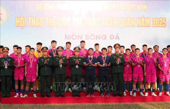 Ban tổ chức trao giải Nhì bóng đá nam cho Quân khu 4. Ảnh: Trọng Đức - TTXVN