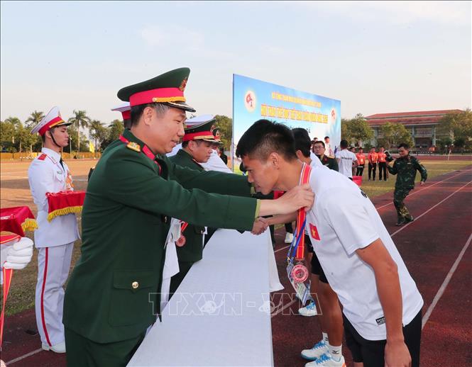 Ban tổ chức trao giải vô địch bóng đá nam cho Trường sĩ quan Lục quân 1. Ảnh: Trọng Đức - TTXVN