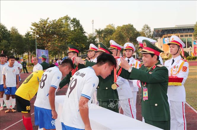 Ban tổ chức trao giải vô địch bóng đá nam cho Trường sĩ quan Lục quân 1. Ảnh: Trọng Đức - TTXVN