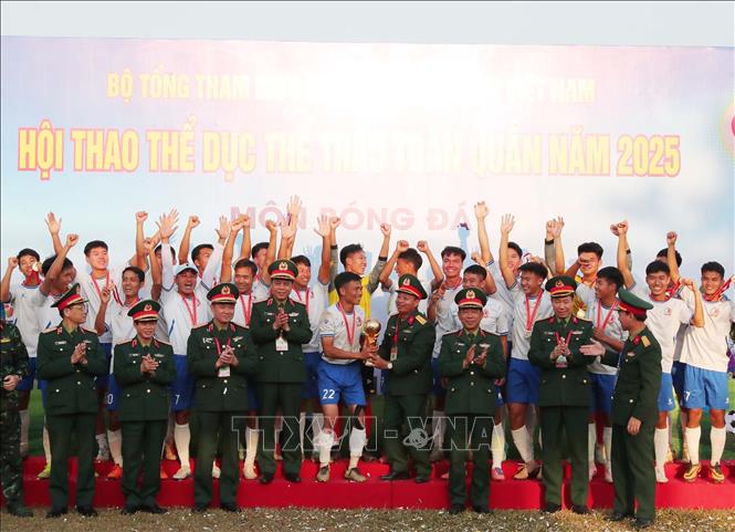 Ban tổ chức trao giải vô địch bóng đá nam cho Trường sĩ quan Lục quân 1. Ảnh: Trọng Đức - TTXVN