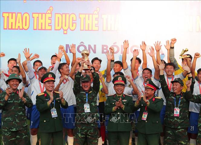 Ban tổ chức trao giải vô địch bóng đá nam cho Trường sĩ quan Lục quân 1. Ảnh: Trọng Đức - TTXVN
