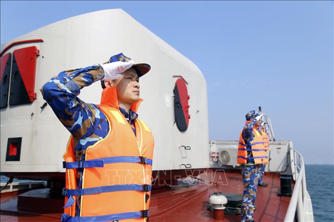 Các thủy thủ thực hiện nội dung huấn luyện nghi thức chào nhau trên biển. Ảnh: TTXVN phát 