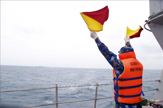 Các thủy tàu thực hiện nội dung huấn luyện thông tin đơn giản. Ảnh: TTXVN phát 