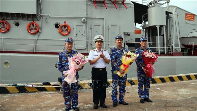 Lãnh đạo Vùng 2 Hải quân tặng hoa chúc mừng Biên đội tàu hoàn thành xuất sắc nhiệm vụ trở về. Ảnh: Đoàn Mạnh Dương-TTXVN