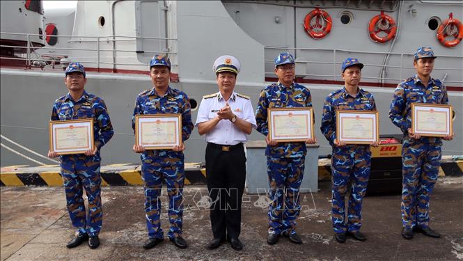 Lãnh đạo Vùng 2 Hải quân khen thưởng cán bộ, chiến sĩ Biên đội tàu tại buổi lễ đón. Ảnh: Đoàn Mạnh Dương-TTXVN