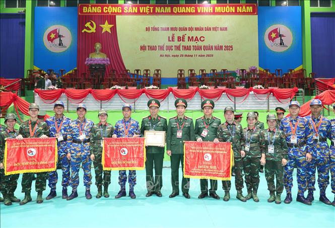 Lãnh đạo các cơ quan Bộ Quốc phòng với vận động viên đạt thành tích cao tại hội thao. Ảnh: Trọng Đức - TTXVN